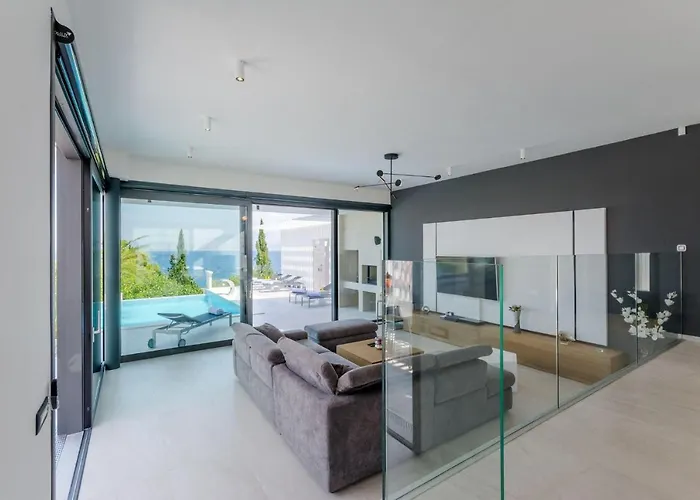 Luxury Villa *