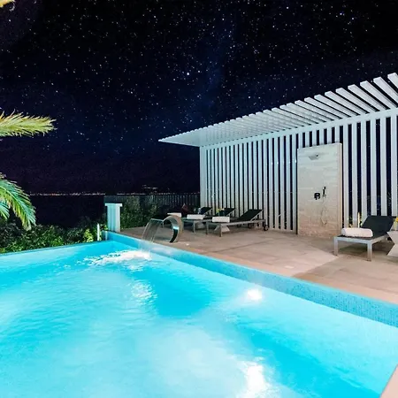 Luxury Villa *