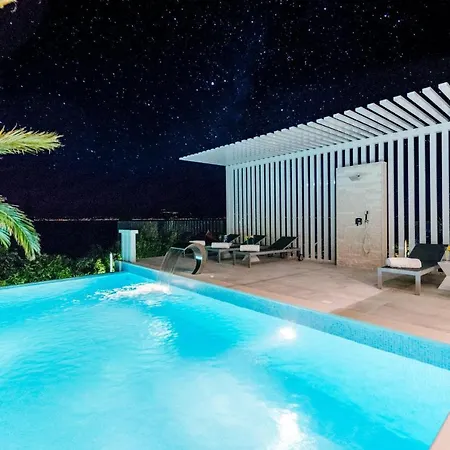 Luxury Villa *